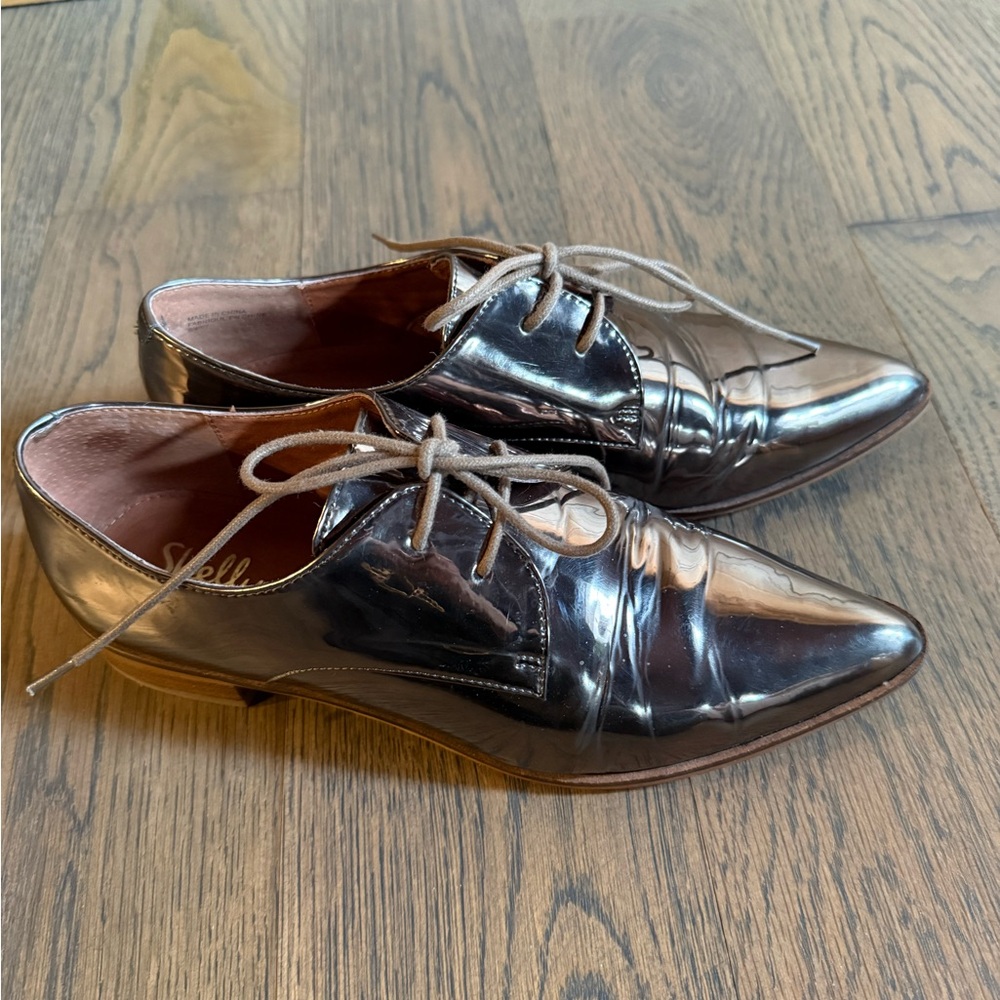 Shellys London lace-up oxford shoes in silver metallic. Size 9. - Picture 3 of 6